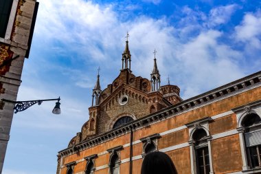 Venedik 'te küçük dar kanallar, botlar ve İtalya' daki köprülerin altında yüzen gondollarla dolu güzel bir gün..