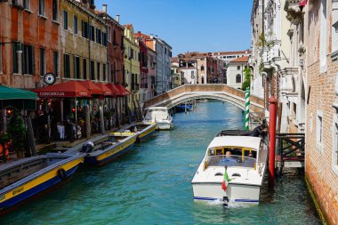 Venedik 'te küçük dar kanallar, botlar ve İtalya' daki köprülerin altında yüzen gondollarla dolu güzel bir gün..