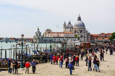Venedik 'te küçük dar kanallar, botlar ve İtalya' daki köprülerin altında yüzen gondollarla dolu güzel bir gün..