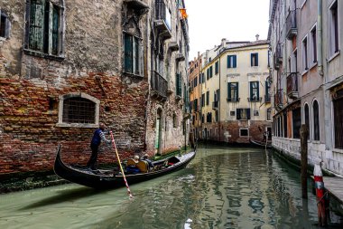 Venedik 'te küçük dar kanallar, botlar ve İtalya' daki köprülerin altında yüzen gondollarla dolu güzel bir gün..