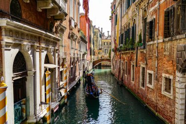 Venedik 'te küçük dar kanallar, botlar ve İtalya' daki köprülerin altında yüzen gondollarla dolu güzel bir gün..