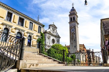 Venedik 'teki San Giorgio dei Greci' nin eğimli Campanile 'i Bernardo Ongarin inşa etmiştir. Venedik, İtalya 'daki Scuola dei Greci, Yunanlılar Birliği' nin merkeziydi.. 