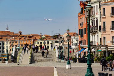 Venedik 'te küçük dar kanallar, botlar ve İtalya' daki köprülerin altında yüzen gondollarla dolu güzel bir gün..