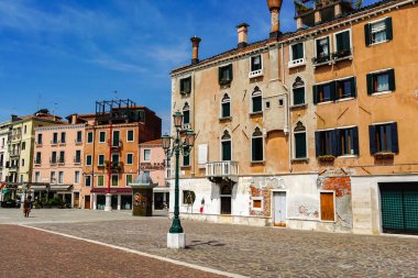 Venedik 'te küçük dar kanallar, botlar ve İtalya' daki köprülerin altında yüzen gondollarla dolu güzel bir gün..