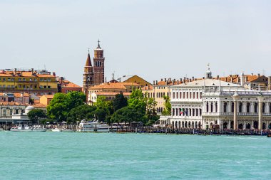 Venedik 'te küçük dar kanallar, botlar ve İtalya' daki köprülerin altında yüzen gondollarla dolu güzel bir gün..