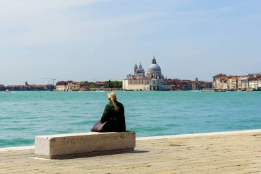 Venedik 'te küçük dar kanallar, botlar ve İtalya' daki köprülerin altında yüzen gondollarla dolu güzel bir gün..