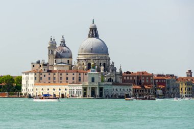 Venedik 'te Santa Maria della Salute, İtalya' nın Venedik kentindeki Dorsoduro sestiere 'de bulunan Punta della Dogana' daki Roma Katolik kilisesi önünde yüzen tekneler görülüyor..