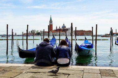 Venedik 'te küçük dar kanallar, botlar ve İtalya' daki köprülerin altında yüzen gondollarla dolu güzel bir gün..