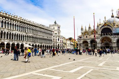 İtalya 'nın Venedik kentinde güzel bir günde St. Mark' s Campanile ile Aziz Mark Kilisesi Kilisesi Bazilikası (Aziz Mark Bazilikası).