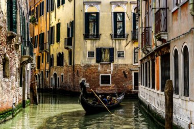 Venedik 'te küçük dar kanallar, botlar ve İtalya' daki köprülerin altında yüzen gondollarla dolu güzel bir gün..