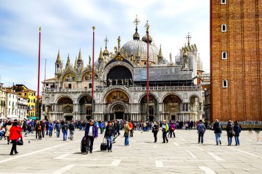 İtalya 'nın Venedik kentinde güzel bir günde St. Mark' s Campanile ile Aziz Mark Kilisesi Kilisesi Bazilikası (Aziz Mark Bazilikası).
