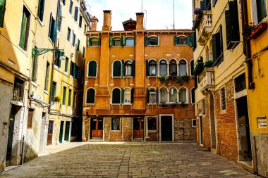 Venedik 'te küçük dar kanallar, botlar ve İtalya' daki köprülerin altında yüzen gondollarla dolu güzel bir gün..