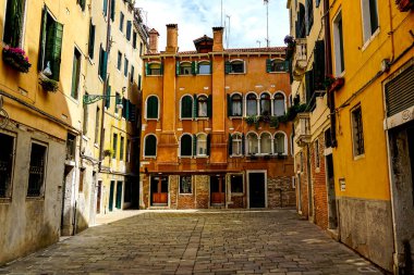 Venedik 'te küçük dar kanallar, botlar ve İtalya' daki köprülerin altında yüzen gondollarla dolu güzel bir gün..