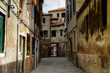 Venedik 'te küçük dar kanallar, botlar ve İtalya' daki köprülerin altında yüzen gondollarla dolu güzel bir gün..