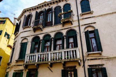 Venedik 'te küçük dar kanallar, botlar ve İtalya' daki köprülerin altında yüzen gondollarla dolu güzel bir gün..