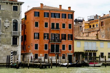 Venedik 'te küçük dar kanallar, botlar ve İtalya' daki köprülerin altında yüzen gondollarla dolu güzel bir gün..