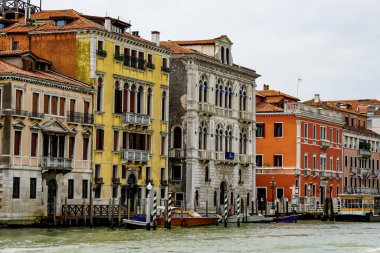 Venedik 'te küçük dar kanallar, botlar ve İtalya' daki köprülerin altında yüzen gondollarla dolu güzel bir gün..