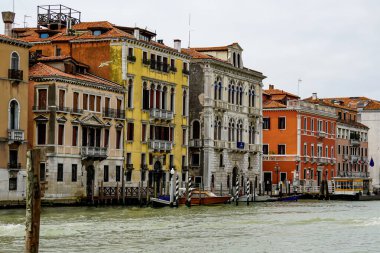 Venedik 'te küçük dar kanallar, botlar ve İtalya' daki köprülerin altında yüzen gondollarla dolu güzel bir gün..