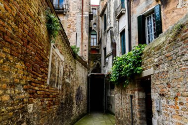 Venedik 'te küçük dar kanallar, botlar ve İtalya' daki köprülerin altında yüzen gondollarla dolu güzel bir gün..