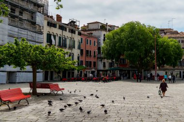 Venedik 'te küçük dar kanallar, botlar ve İtalya' daki köprülerin altında yüzen gondollarla dolu güzel bir gün..