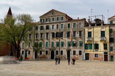 Venedik 'te küçük dar kanallar, botlar ve İtalya' daki köprülerin altında yüzen gondollarla dolu güzel bir gün..