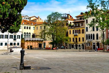 Venedik 'te küçük dar kanallar, botlar ve İtalya' daki köprülerin altında yüzen gondollarla dolu güzel bir gün..