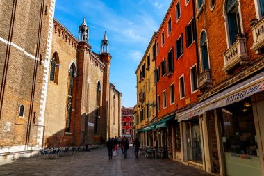 Venedik 'te küçük dar kanallar, botlar ve İtalya' daki köprülerin altında yüzen gondollarla dolu güzel bir gün..