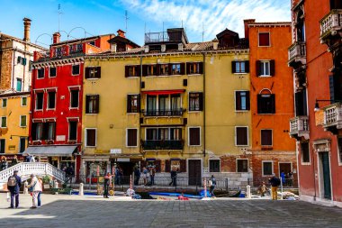 Venedik 'te küçük dar kanallar, botlar ve İtalya' daki köprülerin altında yüzen gondollarla dolu güzel bir gün..