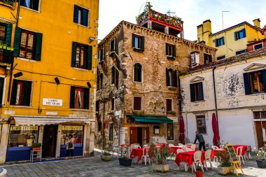 Venedik 'te küçük dar kanallar, botlar ve İtalya' daki köprülerin altında yüzen gondollarla dolu güzel bir gün..