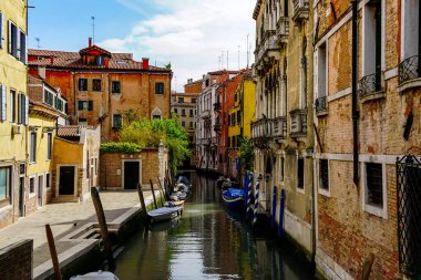 Venedik 'te küçük dar kanallar, botlar ve İtalya' daki köprülerin altında yüzen gondollarla dolu güzel bir gün..