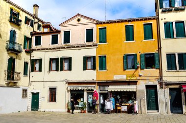 Venedik 'te küçük dar kanallar, botlar ve İtalya' daki köprülerin altında yüzen gondollarla dolu güzel bir gün..