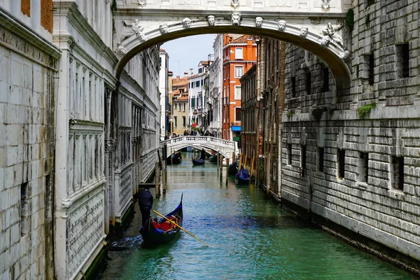 Туристы Наслаждающиеся Прекрасным Днем Венеции Прогуливаясь Набережной Рива Дельи Скьявони — стоковое фото
