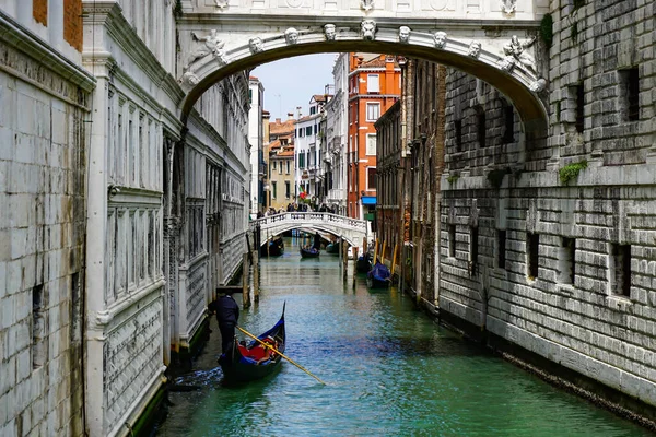 Turistas Desfrutando Belo Dia Veneza Caminhando Riva Degli Schiavoni Beira — Fotografia de Stock