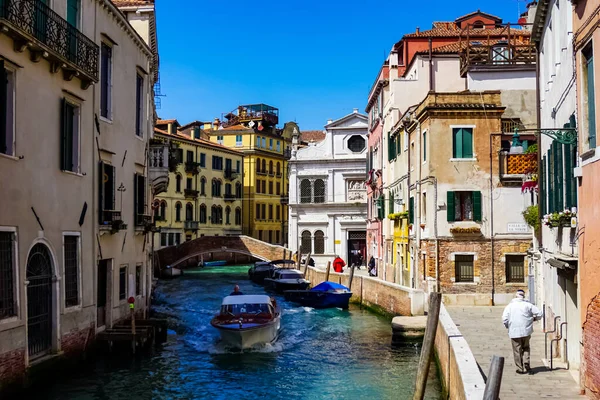Venecia Hermoso Día Con Pequeños Canales Estrechos Barcos Góndolas Flotando — Foto de Stock