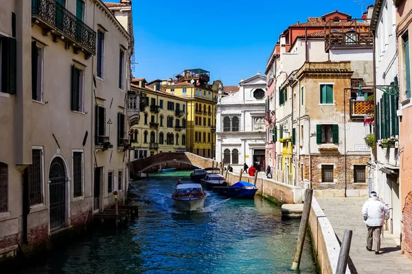 Venecia Hermoso Día Con Pequeños Canales Estrechos Barcos Góndolas Flotando — Foto de Stock