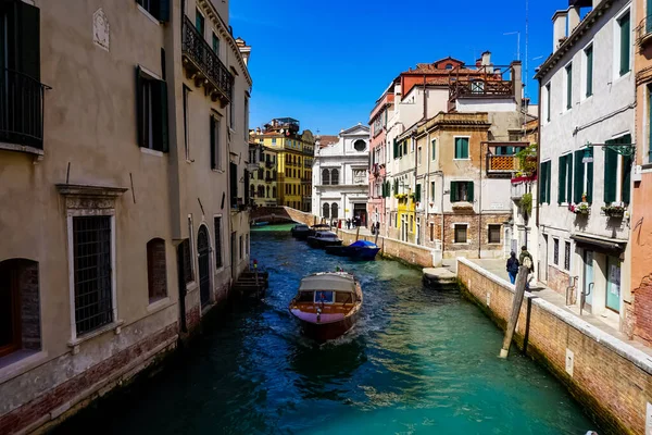 Venecia Hermoso Día Con Pequeños Canales Estrechos Barcos Góndolas Flotando — Foto de Stock