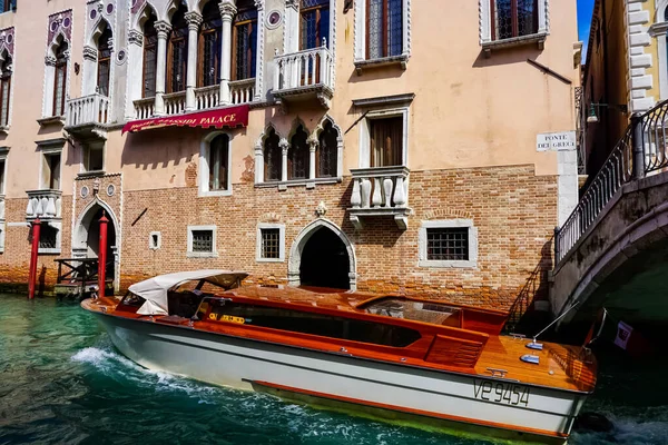 Venecia Hermoso Día Con Pequeños Canales Estrechos Barcos Góndolas Flotando — Foto de Stock