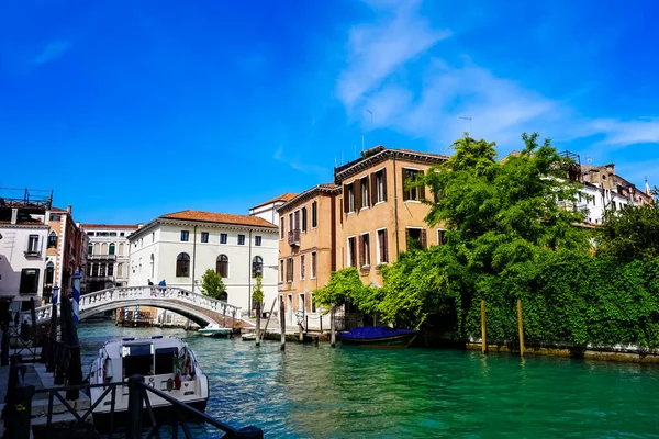 Veneza Belo Dia Com Pequenos Canais Estreitos Barcos Gôndolas Flutuando — Fotografia de Stock