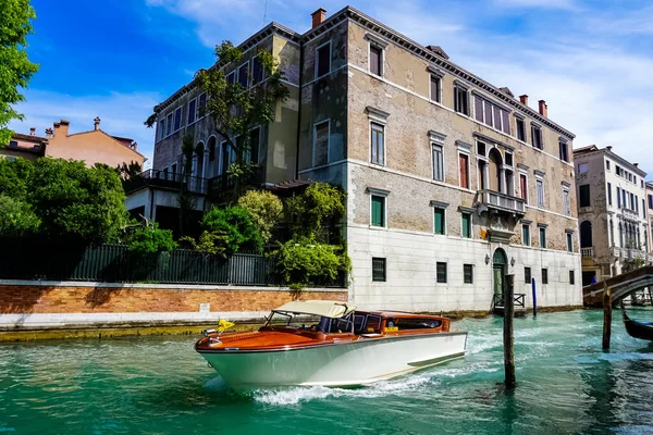 Veneza Belo Dia Com Pequenos Canais Estreitos Barcos Gôndolas Flutuando — Fotografia de Stock