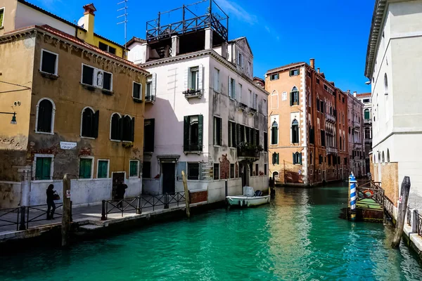 Venedik Küçük Dar Kanallar Botlar Talya Daki Köprülerin Altında Yüzen — Stok fotoğraf