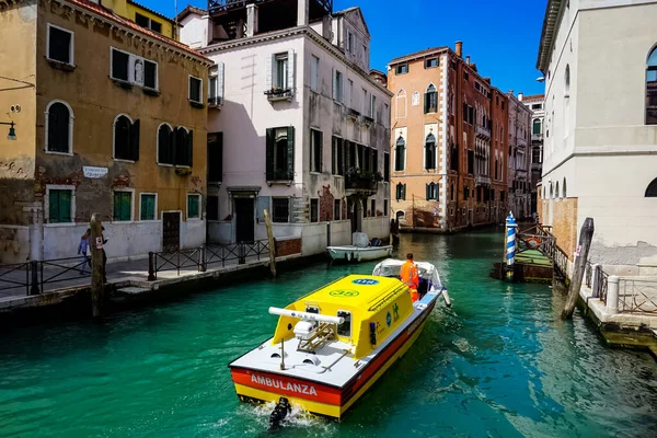 Ambulancia Del Agua Ambulanza Venecia Hermoso Día Flotando Canal Con — Foto de Stock