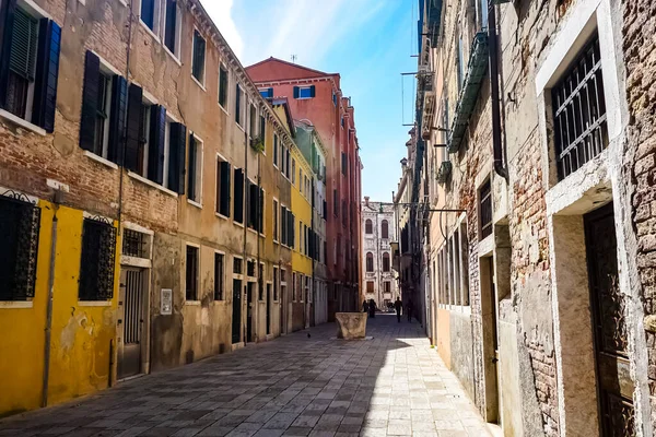 Βενετία Μια Όμορφη Μέρα Μικρά Στενά Κανάλια Και Βάρκες Και — Φωτογραφία Αρχείου