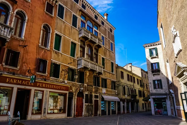 Venecia Hermoso Día Con Pequeños Canales Estrechos Barcos Góndolas Flotando — Foto de Stock