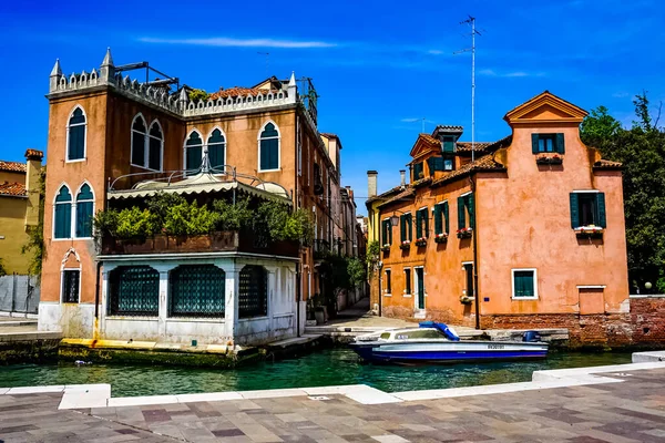 Venecia Hermoso Día Con Pequeños Canales Estrechos Barcos Góndolas Flotando — Foto de Stock