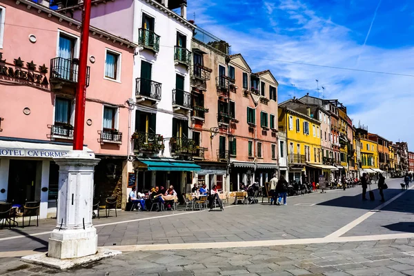 Venedik 'te küçük dar kanallar, botlar ve İtalya' daki köprülerin altında yüzen gondollarla dolu güzel bir gün..