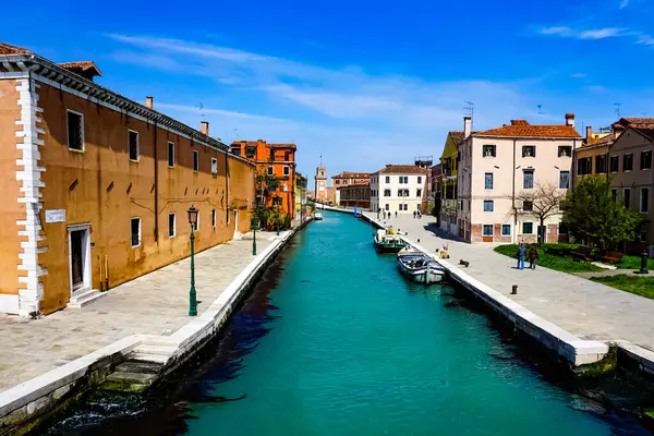 Veneza Belo Dia Com Pequenos Canais Estreitos Barcos Gôndolas Flutuando — Fotografia de Stock