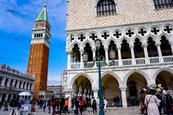 Turistas Piazza San Marco Con Campanario San Marcos León Venecia —  Fotos de Stock