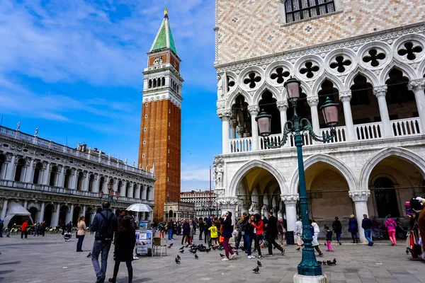 Turistas Piazza San Marco Con Campanario San Marcos León Venecia — Foto de Stock