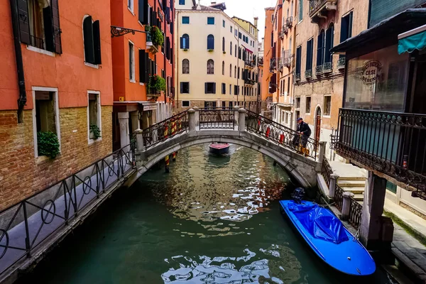 Venecia Hermoso Día Con Pequeños Canales Estrechos Barcos Góndolas Flotando — Foto de Stock