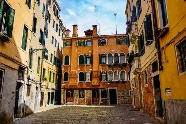 Venedik 'te küçük dar kanallar, botlar ve İtalya' daki köprülerin altında yüzen gondollarla dolu güzel bir gün..